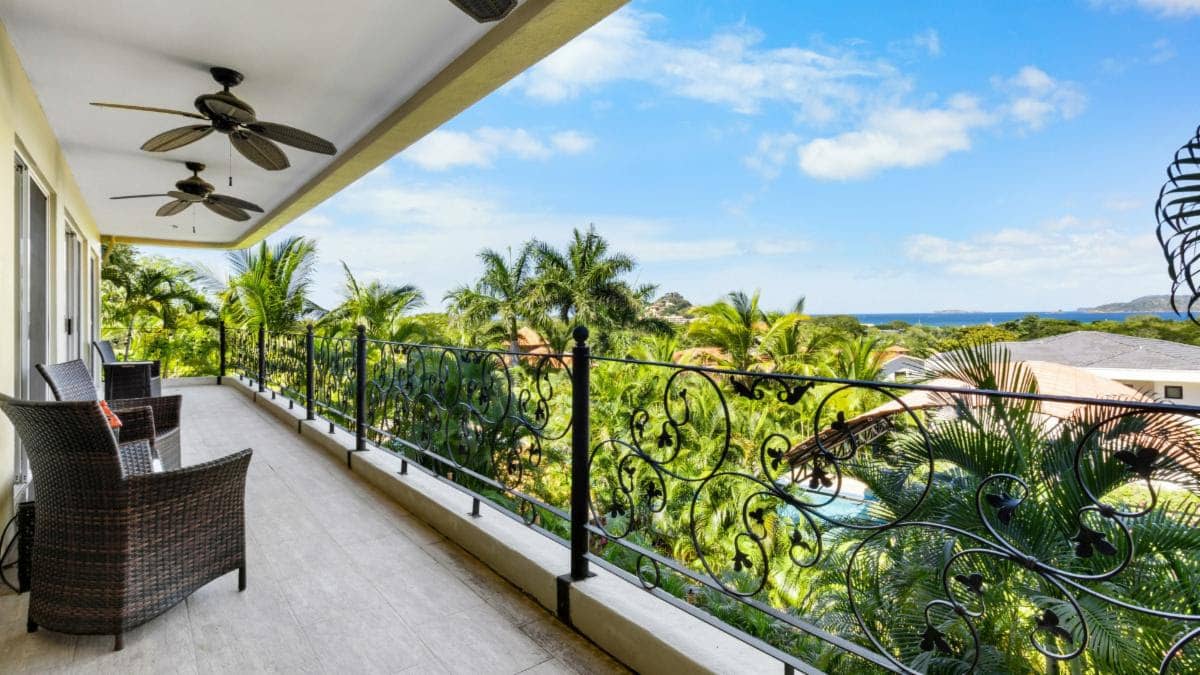 3BR ocean-view condo at Villa Pura Vida, Le Maison Blanche #2 in Altos de Flamingo, Costa Rica. Modern elegance, remodeled kitchen, and stunning views. Gated community, oversized pool, and convenient location near amenities. Fully furnished and turnkey.
