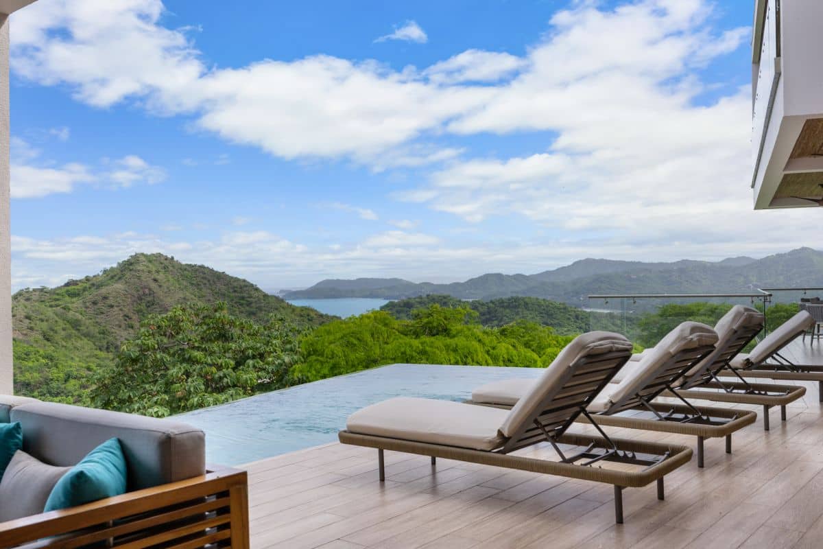 Infinity pool with breathtaking ocean and sunset views at Casa Seahorse in Mar Vista, Playa Flamingo.