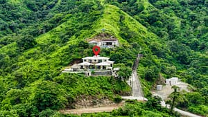 Aerial view of Casa Camari’s stunning backyard, featuring a private pool, jacuzzi, landscaped gardens, and breathtaking mountain views.