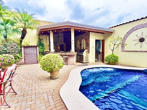 Cariari Gem: Luxurious Home with View & Pool for Sale - luxurious home with pool