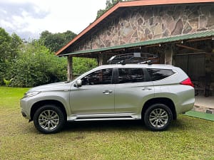2019 Mitsubishi Montero Sport SUV in excellent condition, 45,000 km, 4x4 with roof rack, ideal for off-road adventures in Costa Rica.