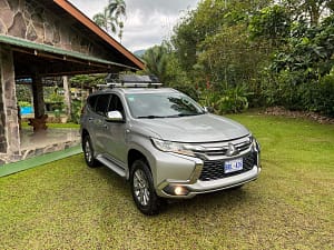 2019 Mitsubishi Montero Sport SUV in excellent condition, 45,000 km, 4x4 with roof rack, ideal for off-road adventures in Costa Rica.