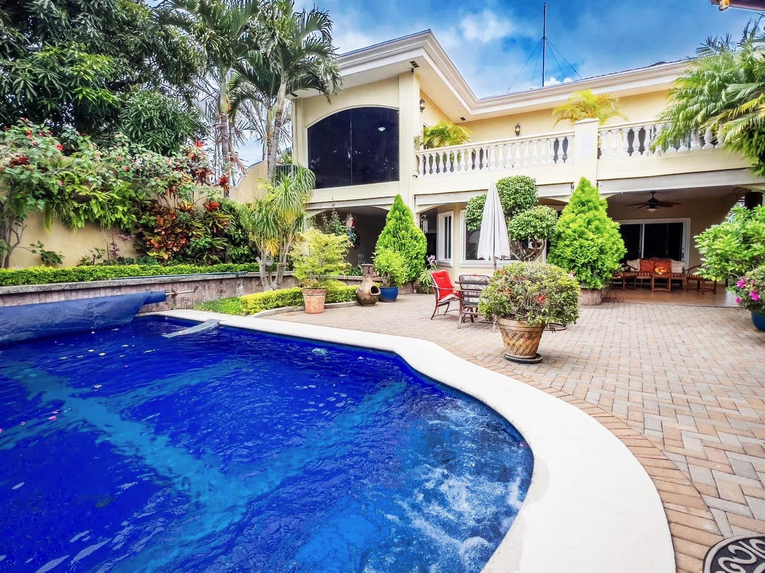 Cariari Gem: Luxurious Home with View & Pool for Sale - luxurious home with pool