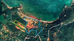 Paya Bay: Aerial shot of 200m beachfront property with access to inland river, perfect for new hotel location or mooring docks.