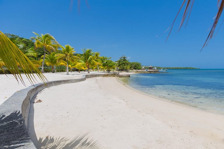 Beachfront lots in Roatan's gated community - your dream investment opportunity